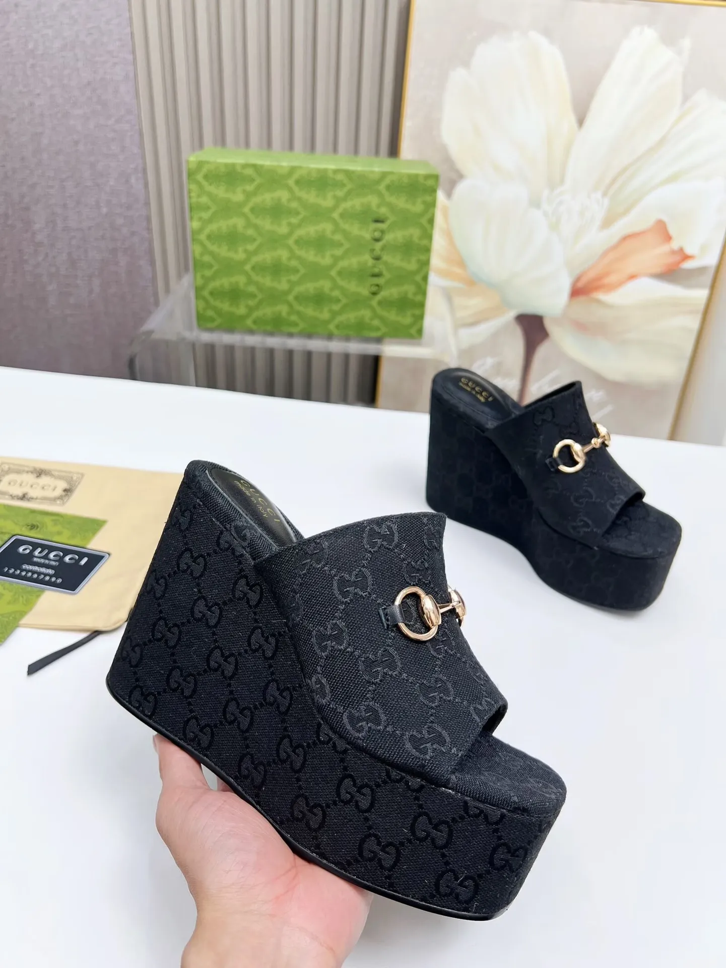 👟👟Ex-factory price 440👟👟 Gucci's new slippers, fashionable, high-end and full of personality✅ Very stable, comfortable and durable for daily use, convenient and unique for daily matching, a must-have classic for summer, the upper uses GUCCI brand buckles Inner/foot pads: sheepskin Platform height: 11cm Color: black, brown Size: 35-42 (41, 42 need to be customized) Packing: Comes with cloth bag cards.
